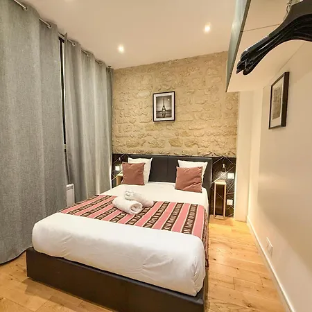 153 - Urban Pretty Flat In Center Of