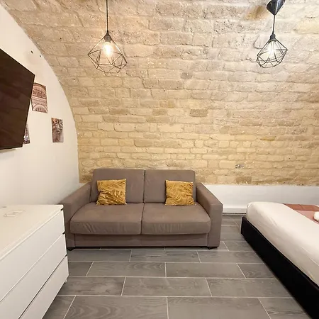 153 - Urban Pretty Flat In Center Of